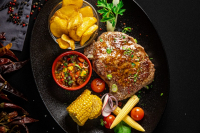 Szárazon érlelt Rib-eye steak (500~600g) chilis babbal, hullámos sült burgonya szeletekkel és grillezett kukoricával (az ár 100g-ra vonatkozik) -