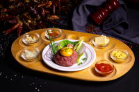 Beef tartare (12 dkg) with butter, fresh season vegetables and toast - 